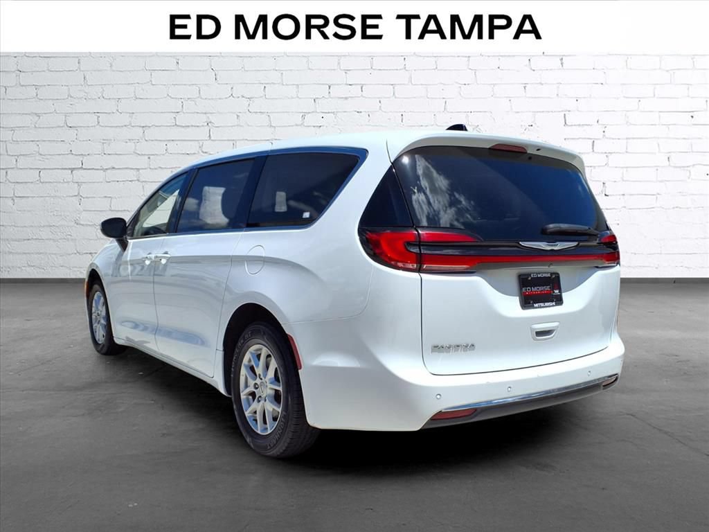 Used 2023 Chrysler Pacifica Touring-L FWD image 3