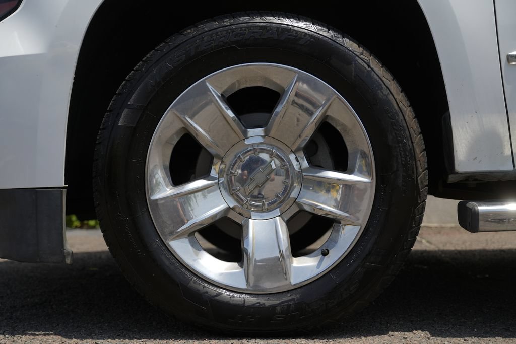 Used 2018 Chevrolet Suburban LT w/ LT Signature Package RWD image 13