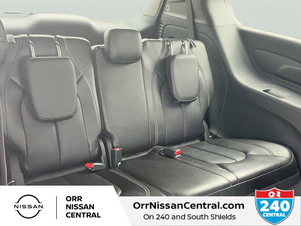 Used 2025 Chrysler Pacifica Select image 21