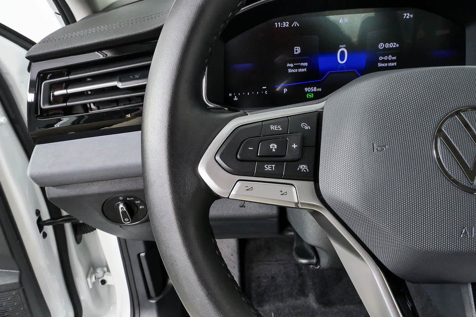 Certified 2025 Volkswagen Jetta SE FWD image 9