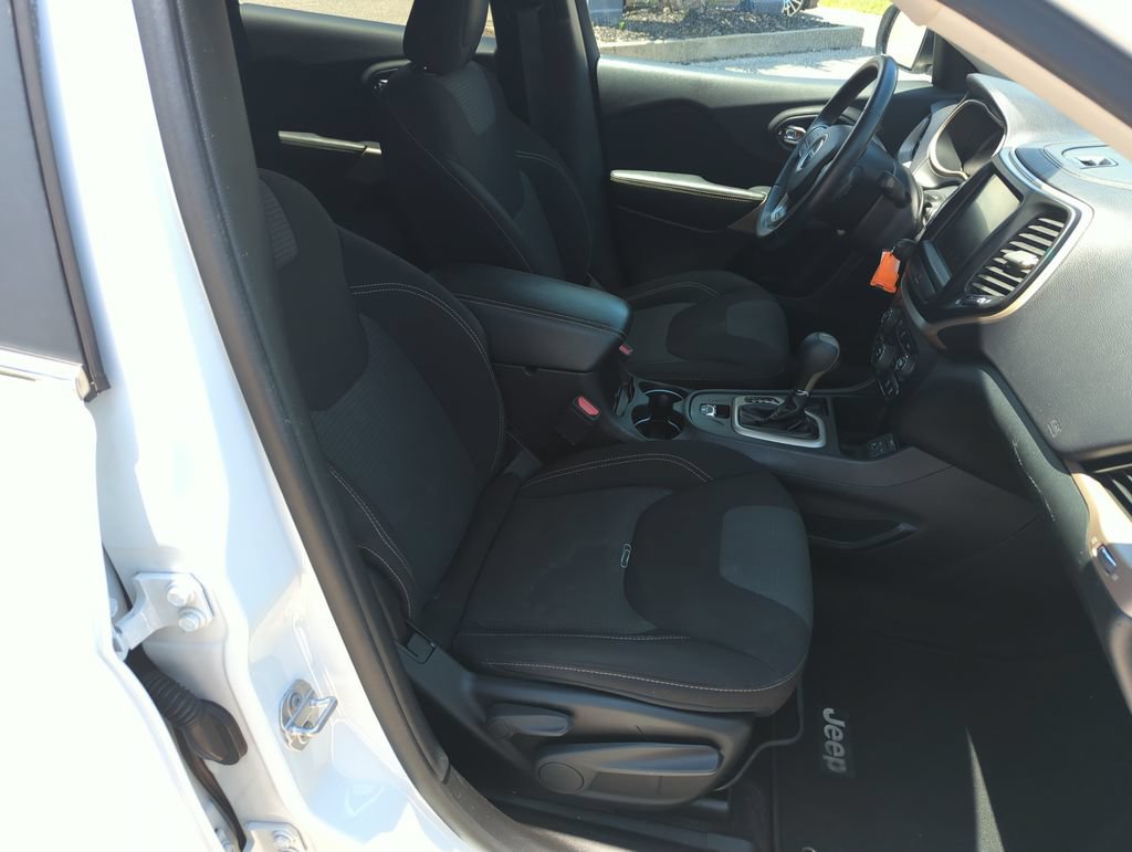 Used 2017 Jeep Cherokee Latitude FWD image 35