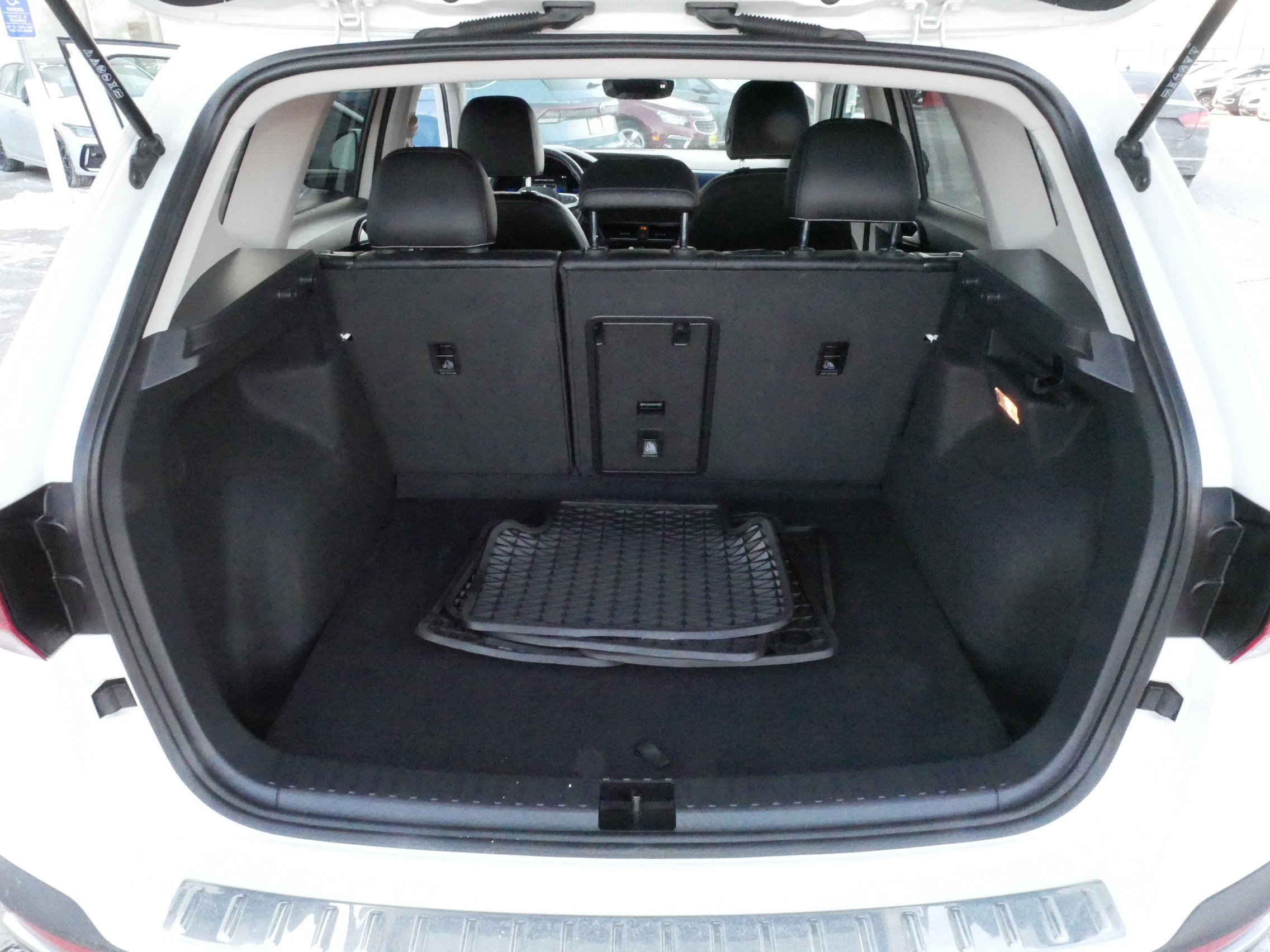 Certified 2023 Volkswagen Taos SE w/ Panoramic Sunroof Package image 18