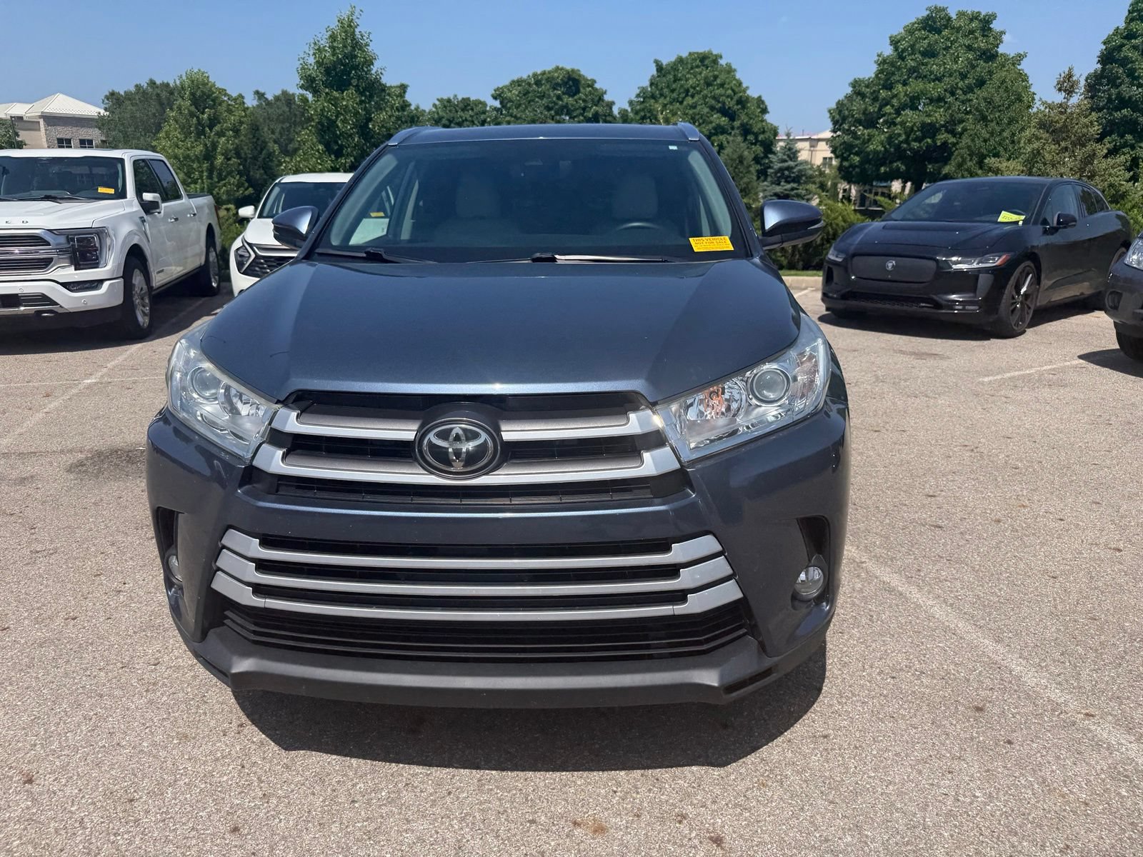 Used 2019 Toyota Highlander XLE AWD/4WD image 2
