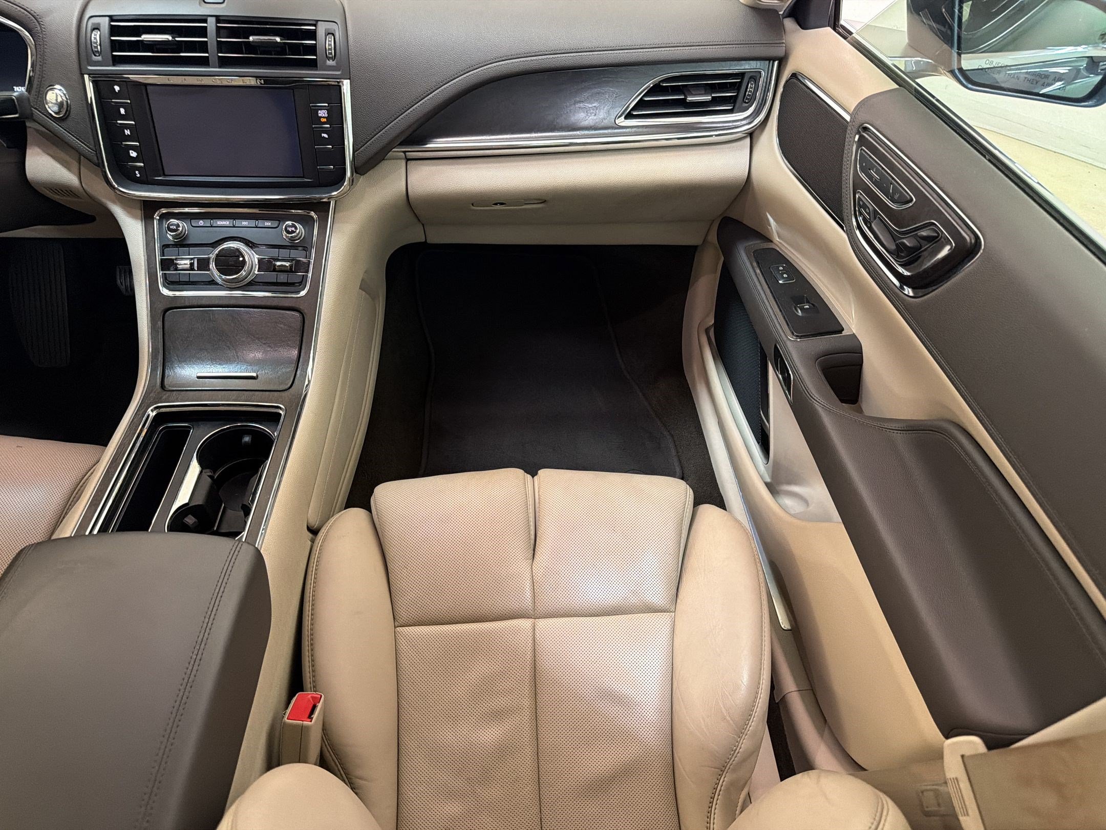 Used 2019 Lincoln Continental Select w/ Continental Climate Package FWD image 24