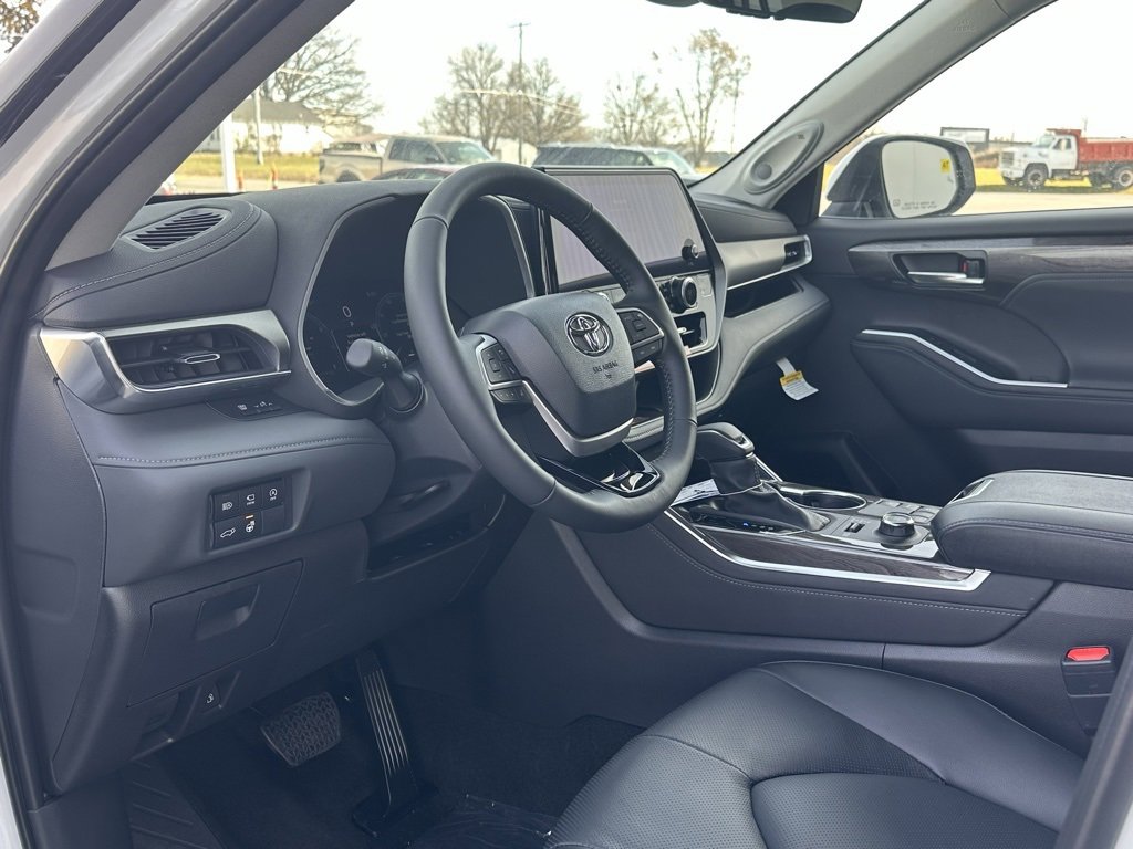 New 2026 Toyota Highlander Limited image 8
