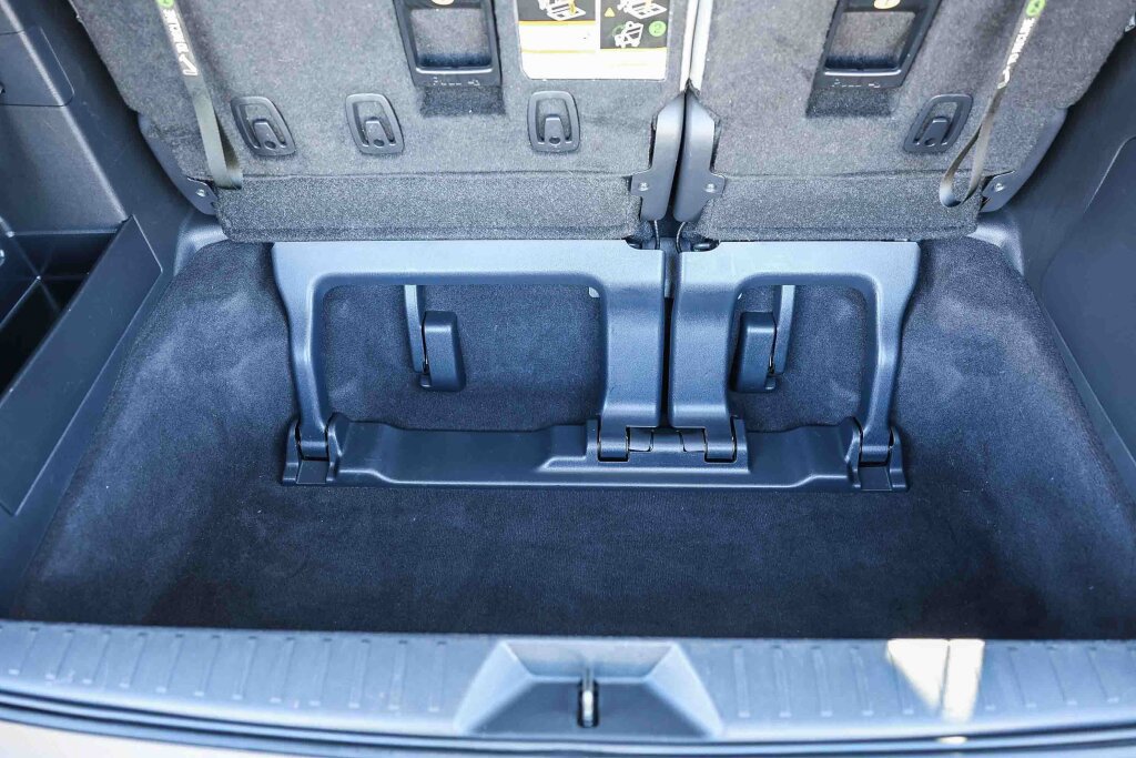 Certified 2025 Toyota Sienna LE FWD image 28
