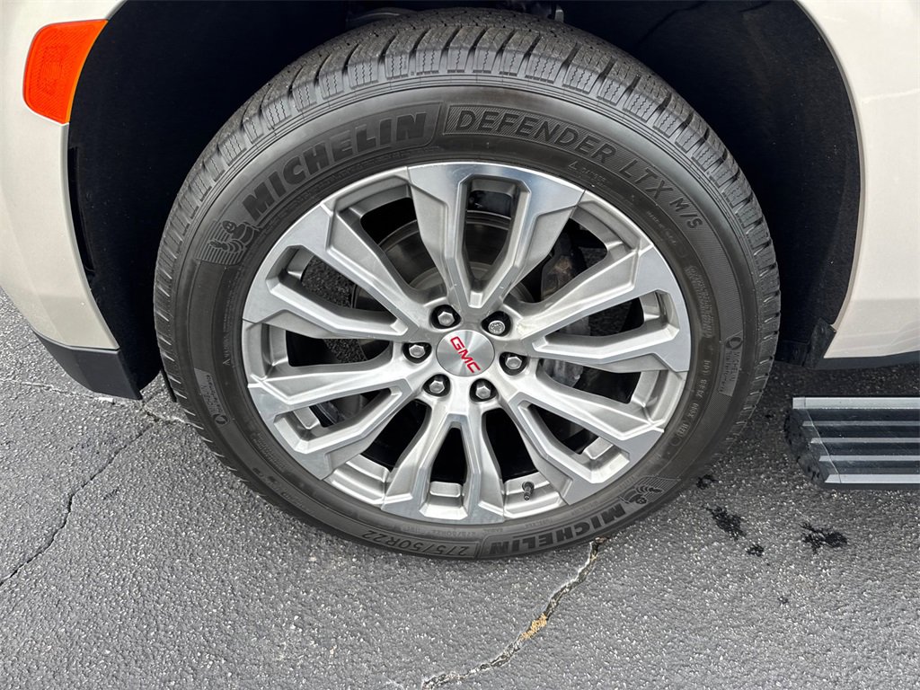 Used 2021 GMC Yukon Denali w/ Denali Premium Package image 12