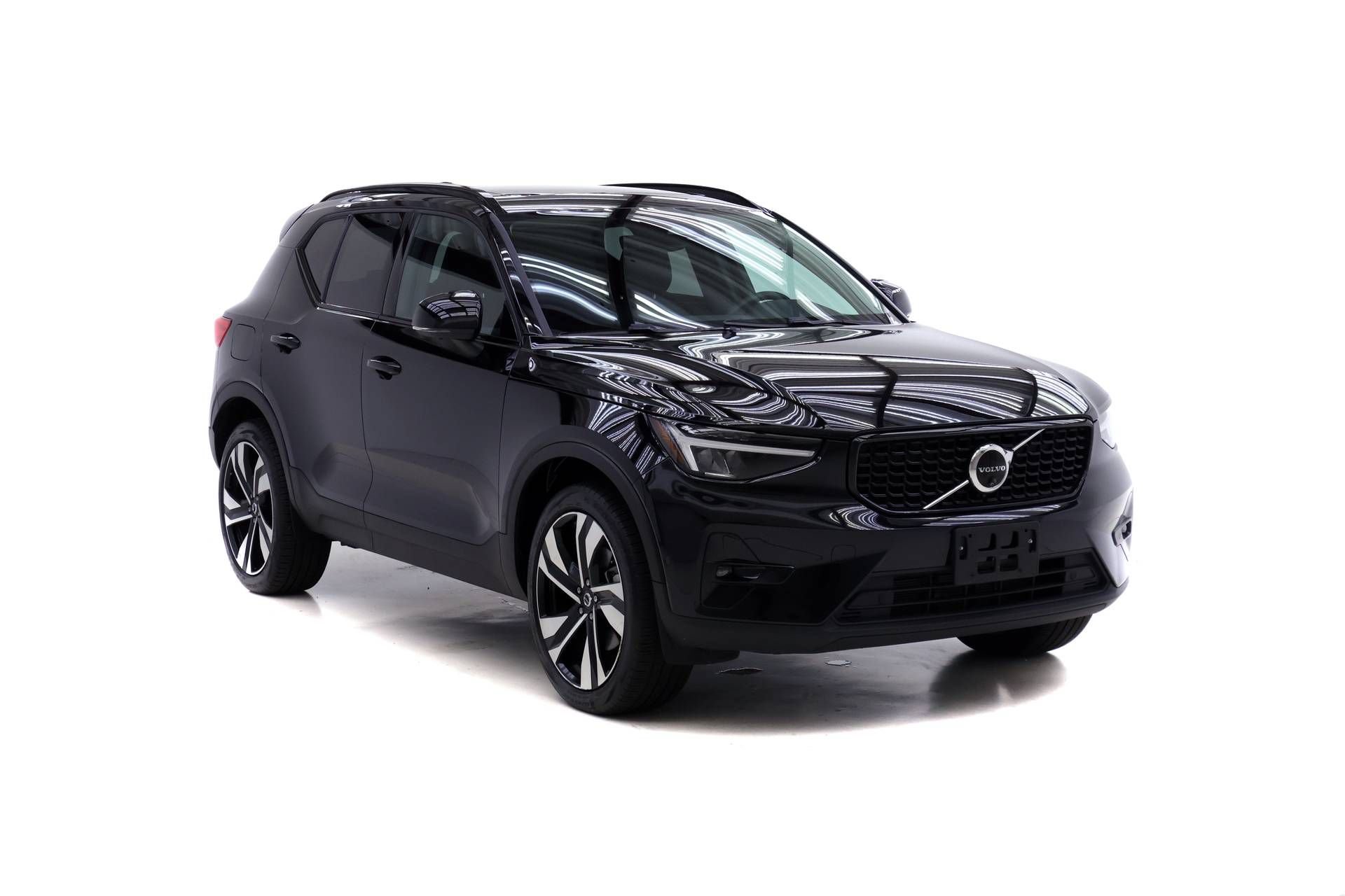 Certified 2024 Volvo XC40 B5 Plus w/ Climate Package AWD/4WD image 2