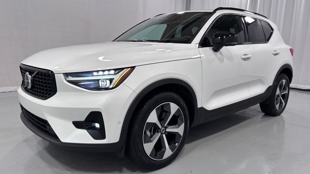 Certified 2026 Volvo XC40 B5 Plus AWD/4WD image 1
