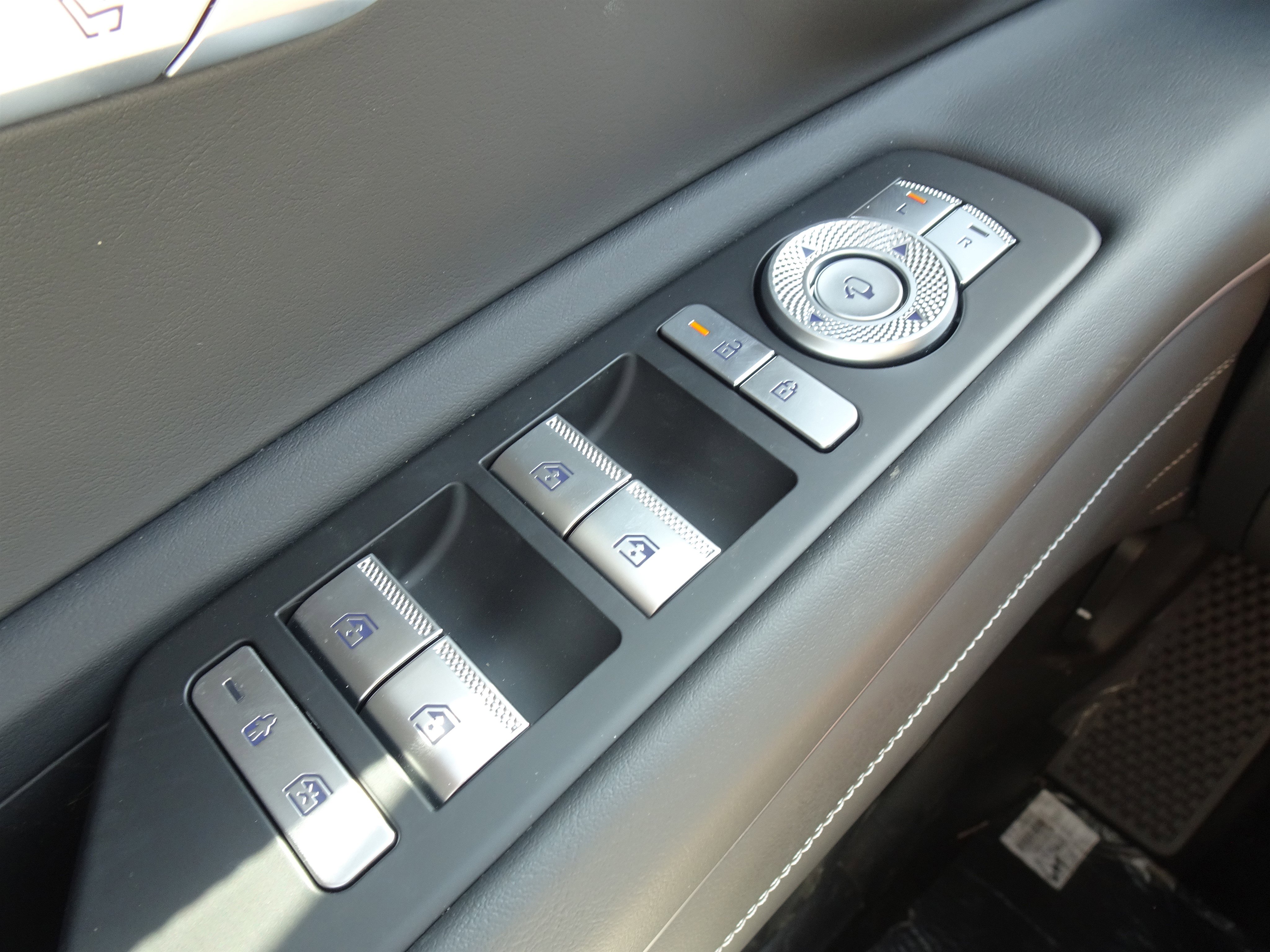 New 2025 Genesis GV80 2.5T Advanced image 18