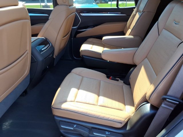 Used 2025 Cadillac Escalade Premium Luxury AWD/4WD image 7