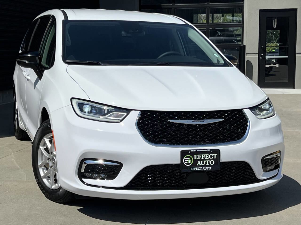 Used 2024 Chrysler Pacifica Touring-L FWD image 5