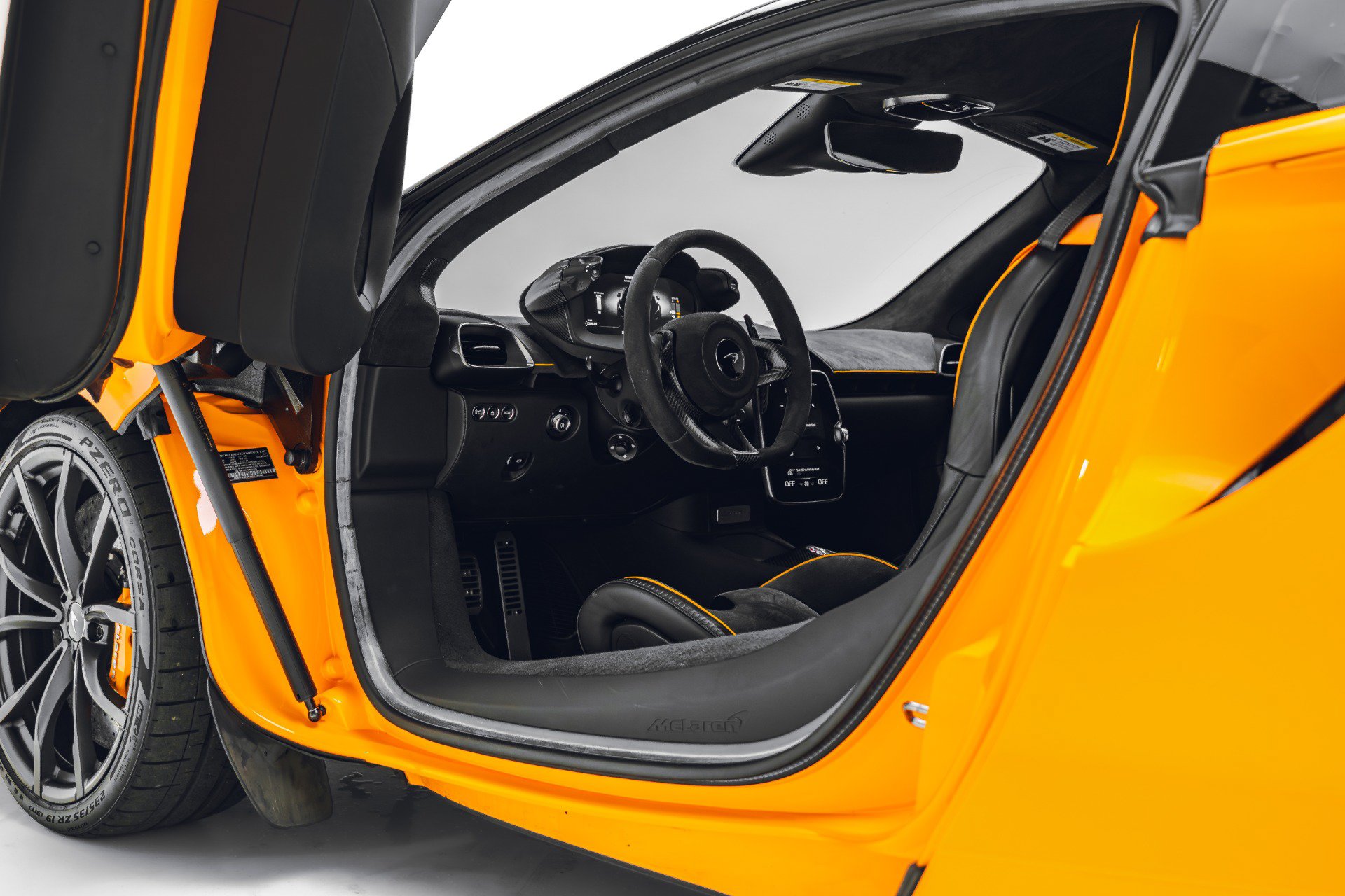 Used 2023 McLaren Artura RWD image 39