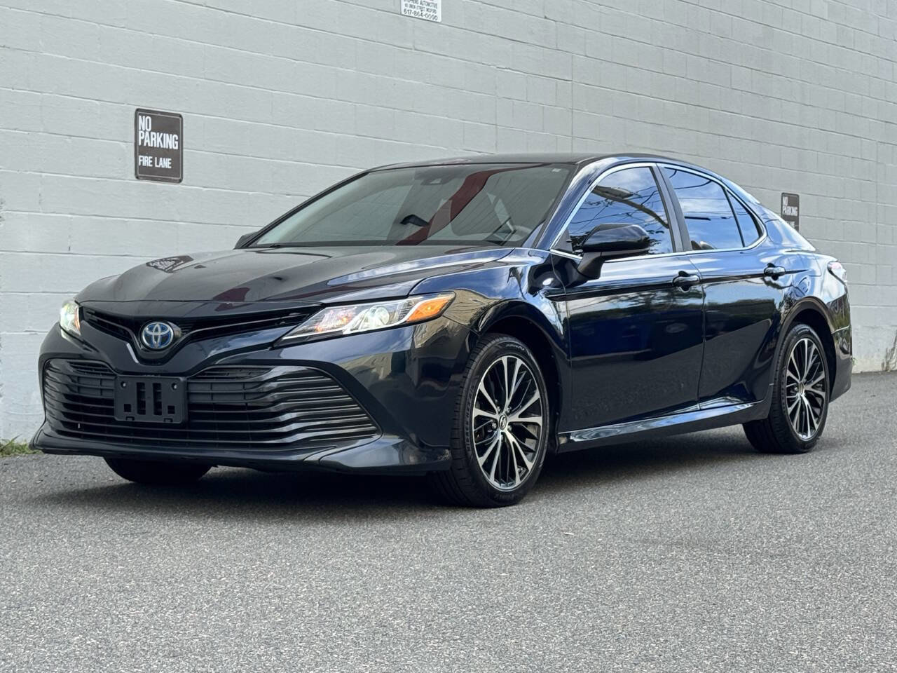 Used 2020 Toyota Camry LE image 2