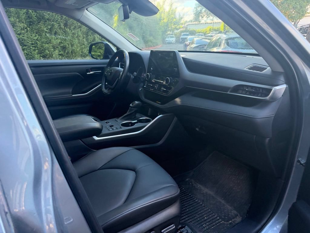 Used 2023 Toyota Highlander XLE FWD image 19