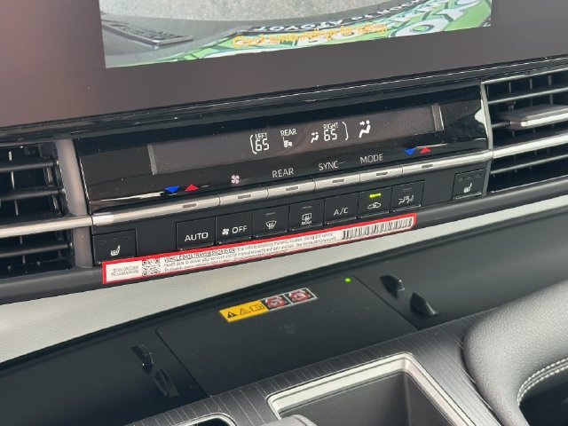 Used 2026 Toyota Sienna XLE FWD image 18