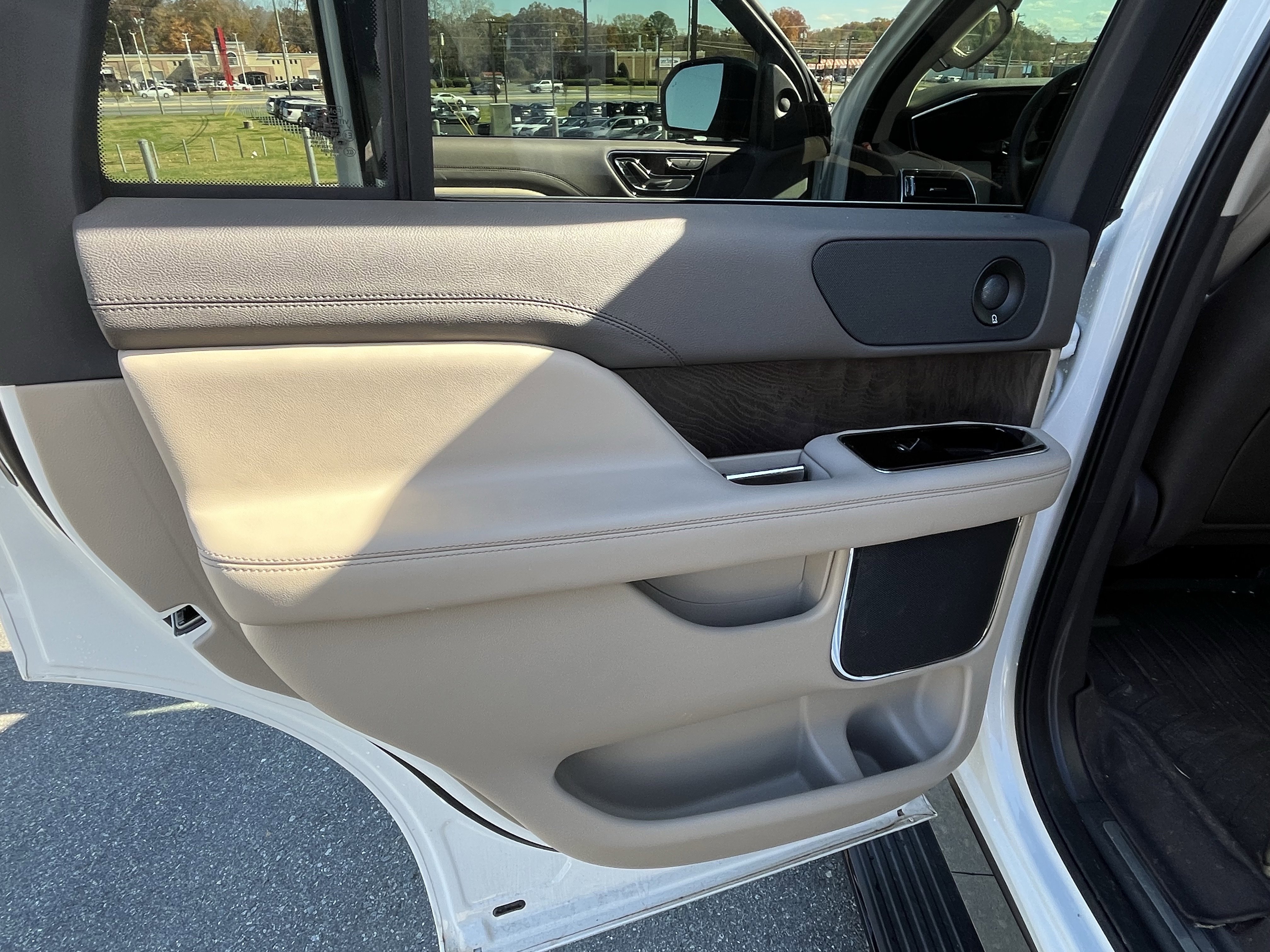 Used 2024 Lincoln Navigator Premiere image 30