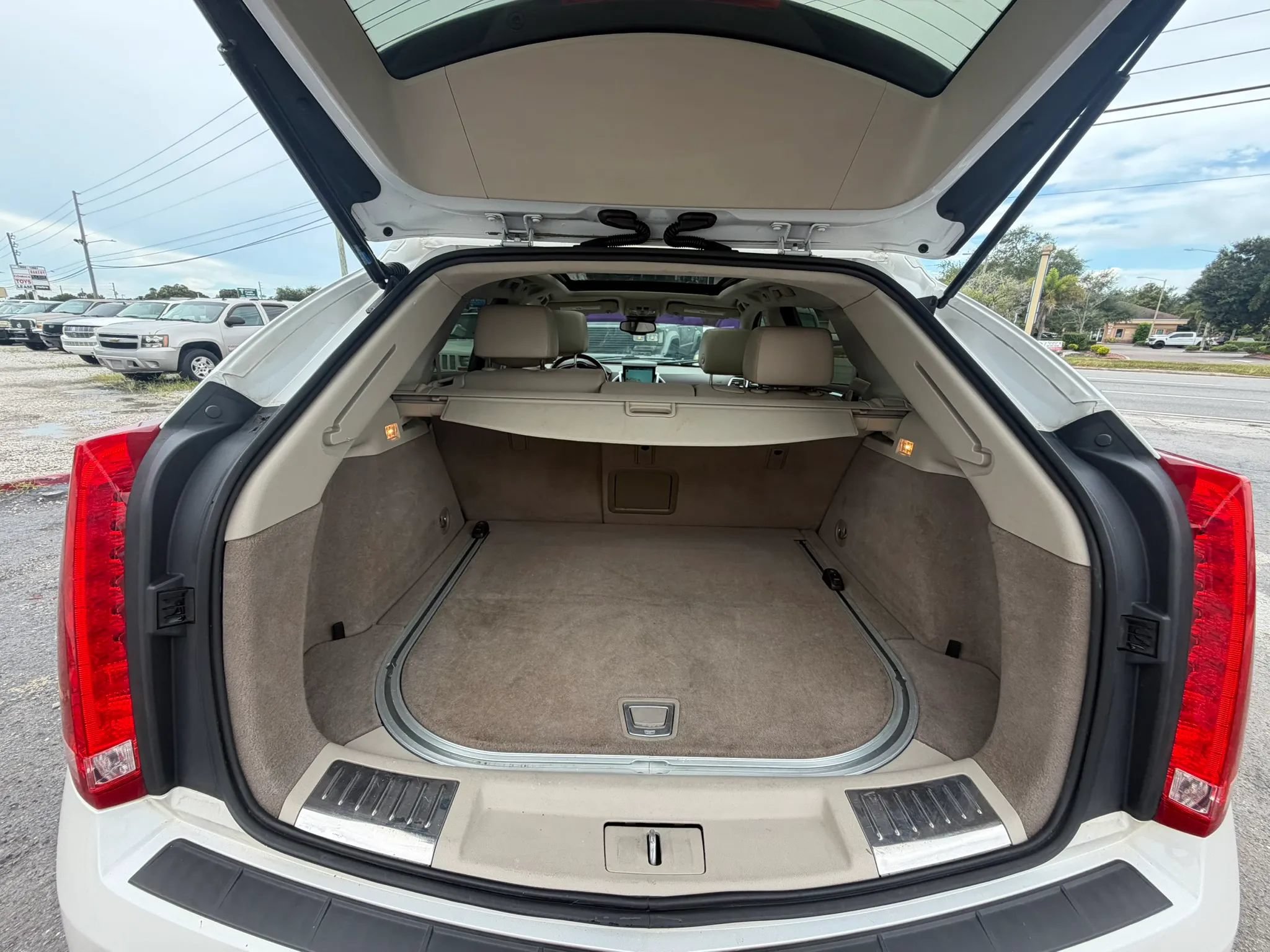 Used 2011 Cadillac SRX Luxury FWD image 16