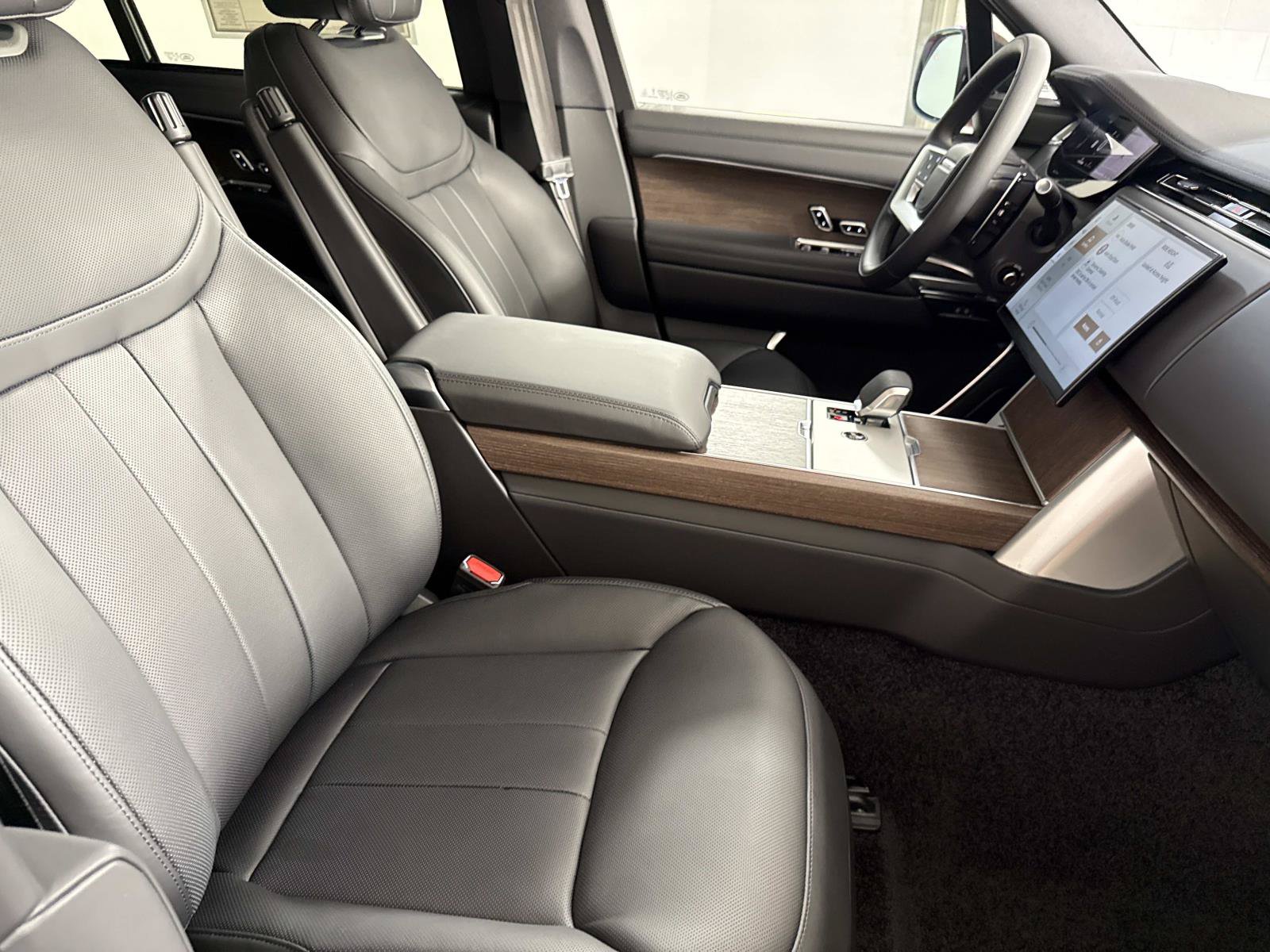 New 2026 Land Rover Range Rover Long Wheelbase SE AWD/4WD image 10