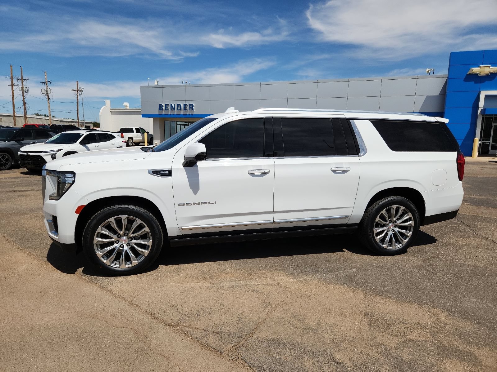 Used 2022 GMC Yukon XL Denali w/ Denali Ultimate Package AWD/4WD image 2