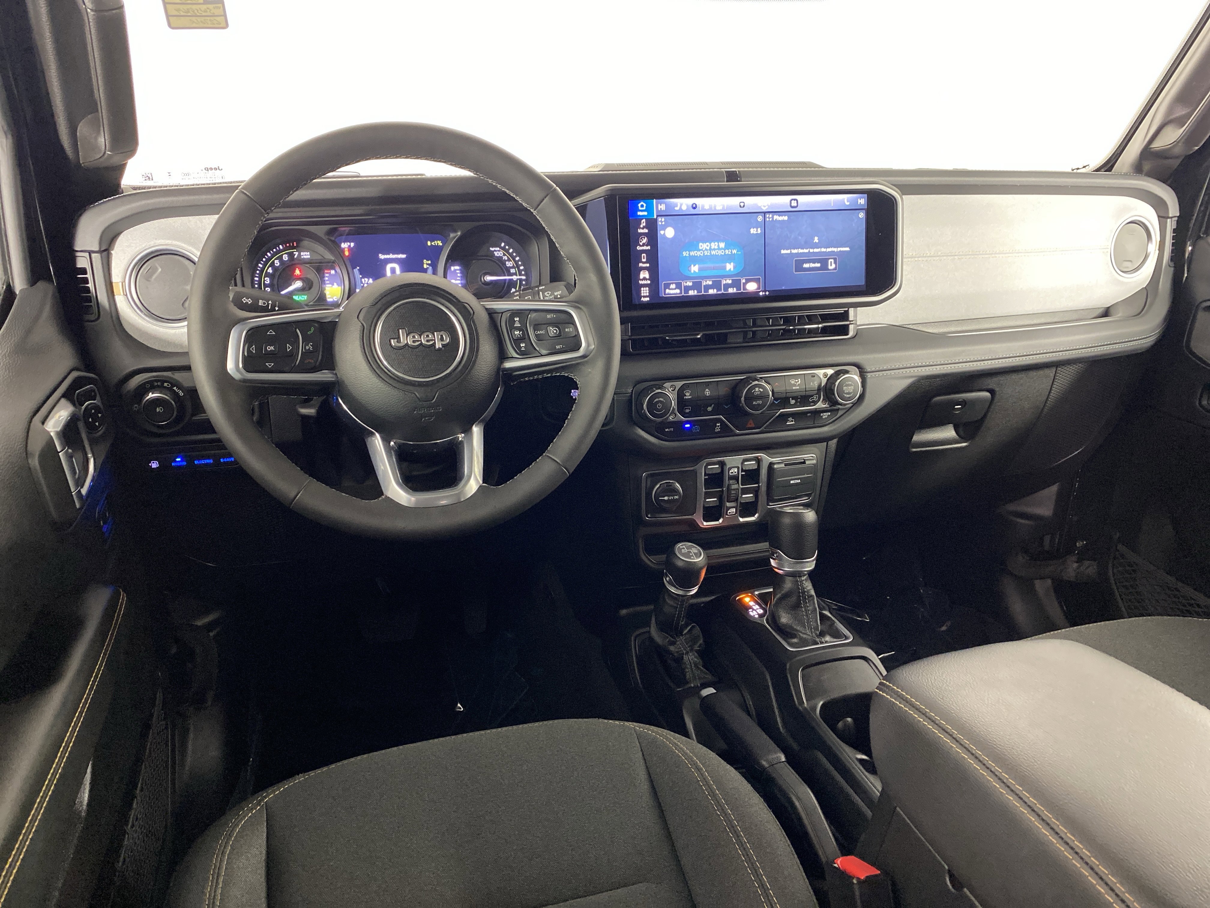 Used 2025 Jeep Wrangler Sahara AWD/4WD image 18