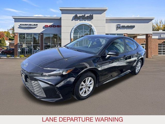 Used 2025 Toyota Camry LE image 3