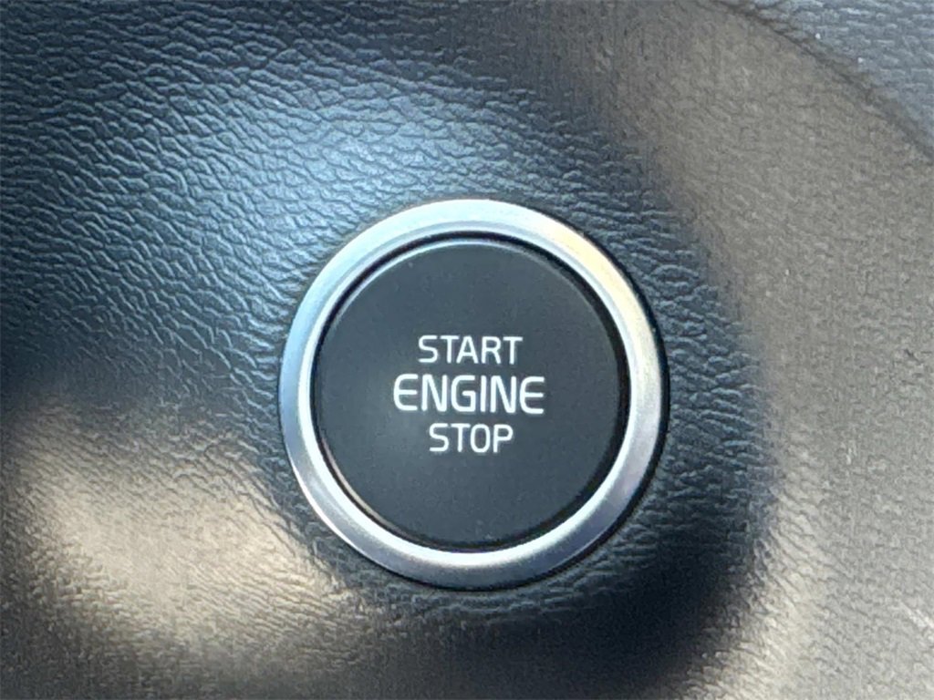 Used 2024 Volvo XC40 B5 Plus image 50