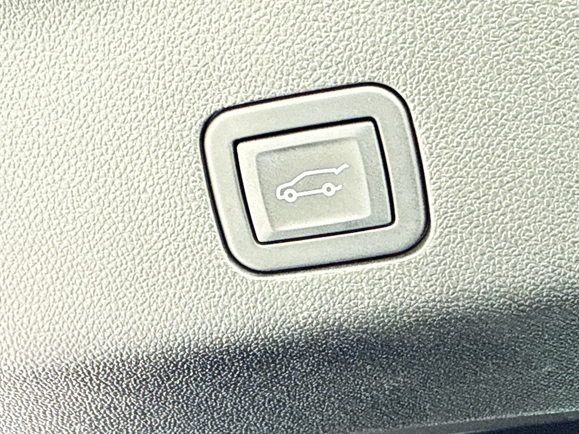Used 2024 Cadillac Escalade Luxury AWD/4WD image 10