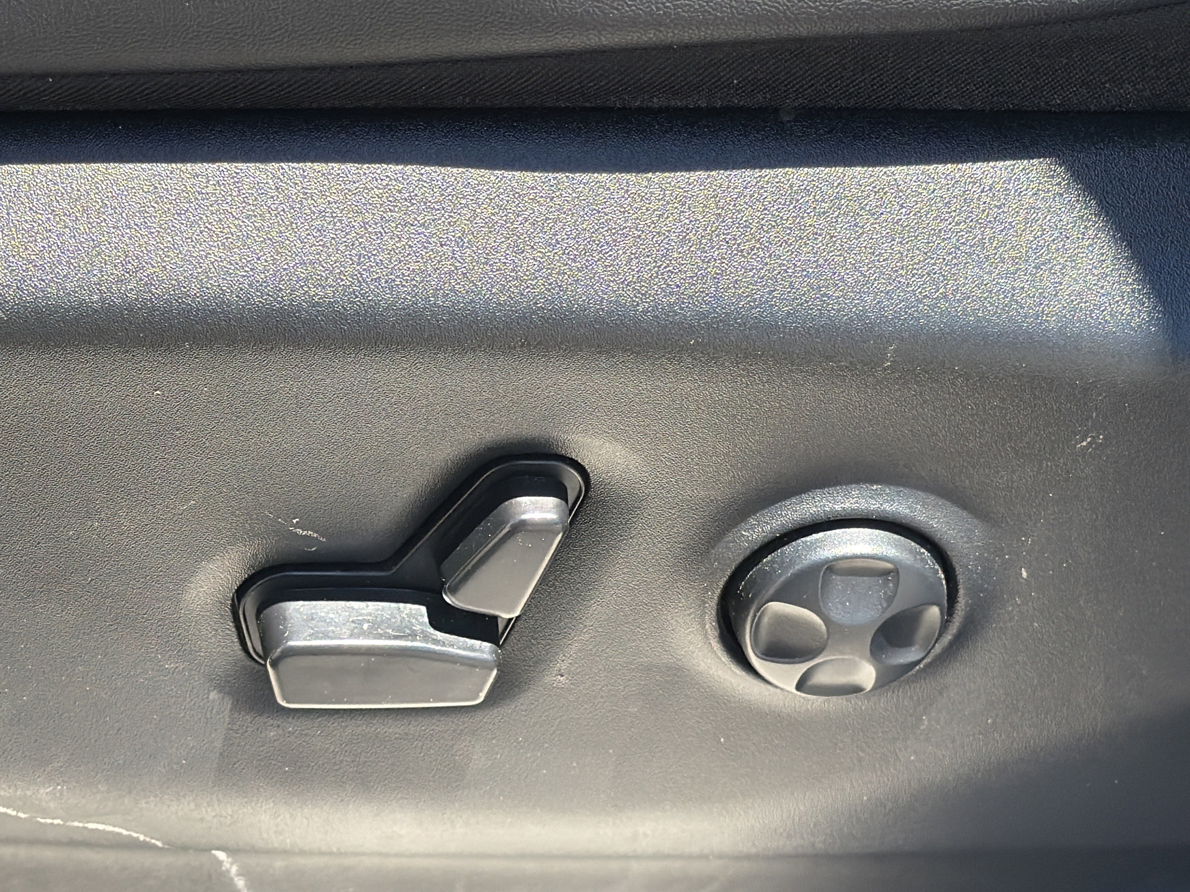 Used 2024 Chrysler Pacifica Touring-L FWD image 16