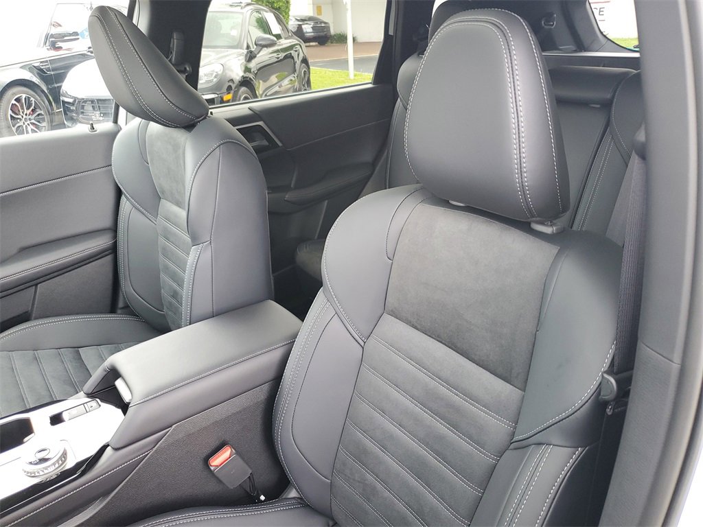 New 2025 Mitsubishi Outlander SE image 21