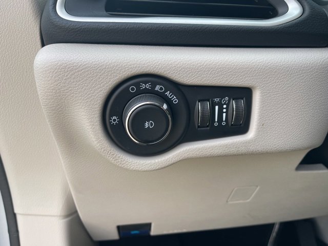 Used 2023 Chrysler Pacifica Touring-L image 23