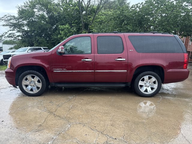 Used 2011 GMC Yukon XL SLT w/ SLT-2 Equipment Package AWD/4WD image 3