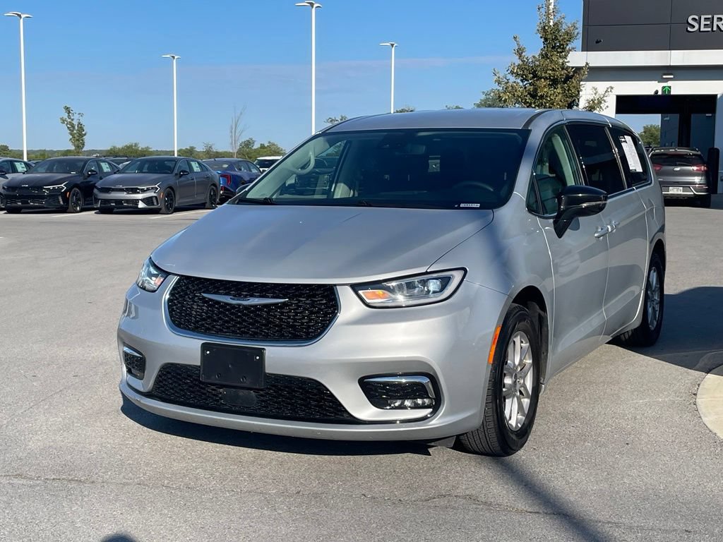 Used 2024 Chrysler Pacifica Touring-L FWD image 3