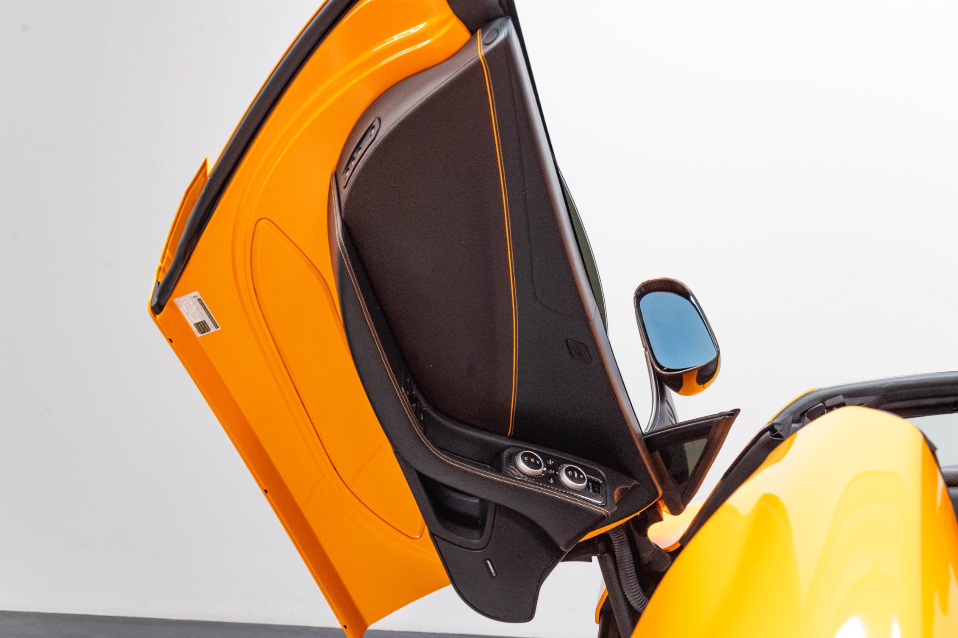 Used 2015 McLaren 650S Spider RWD image 5