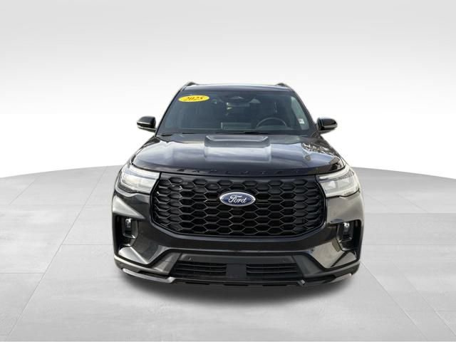 Used 2025 Ford Explorer ST image 2