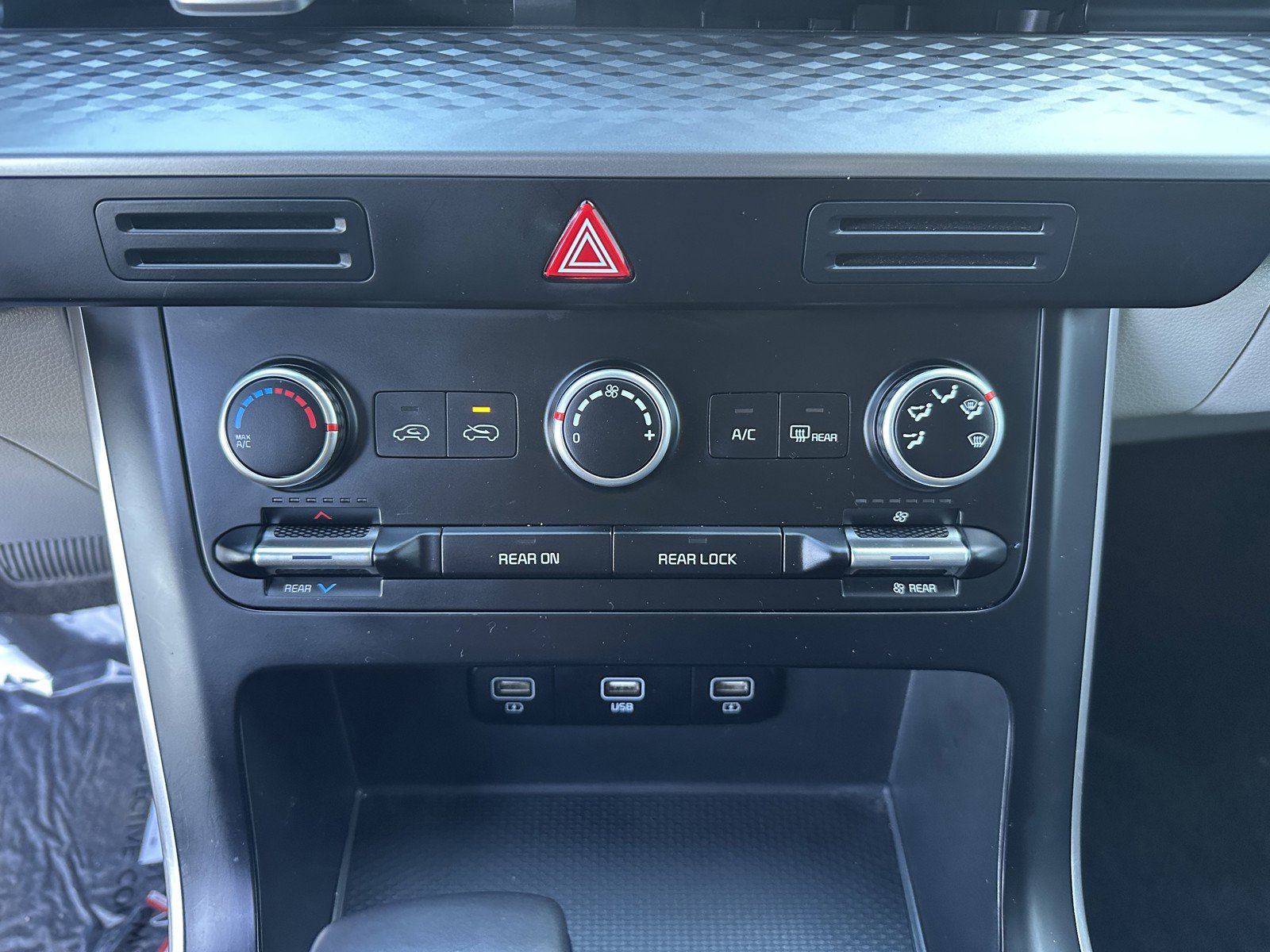 Used 2023 Kia Carnival LX FWD image 19
