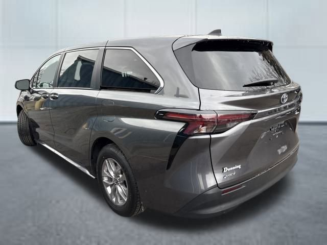 Used 2025 Toyota Sienna LE image 2