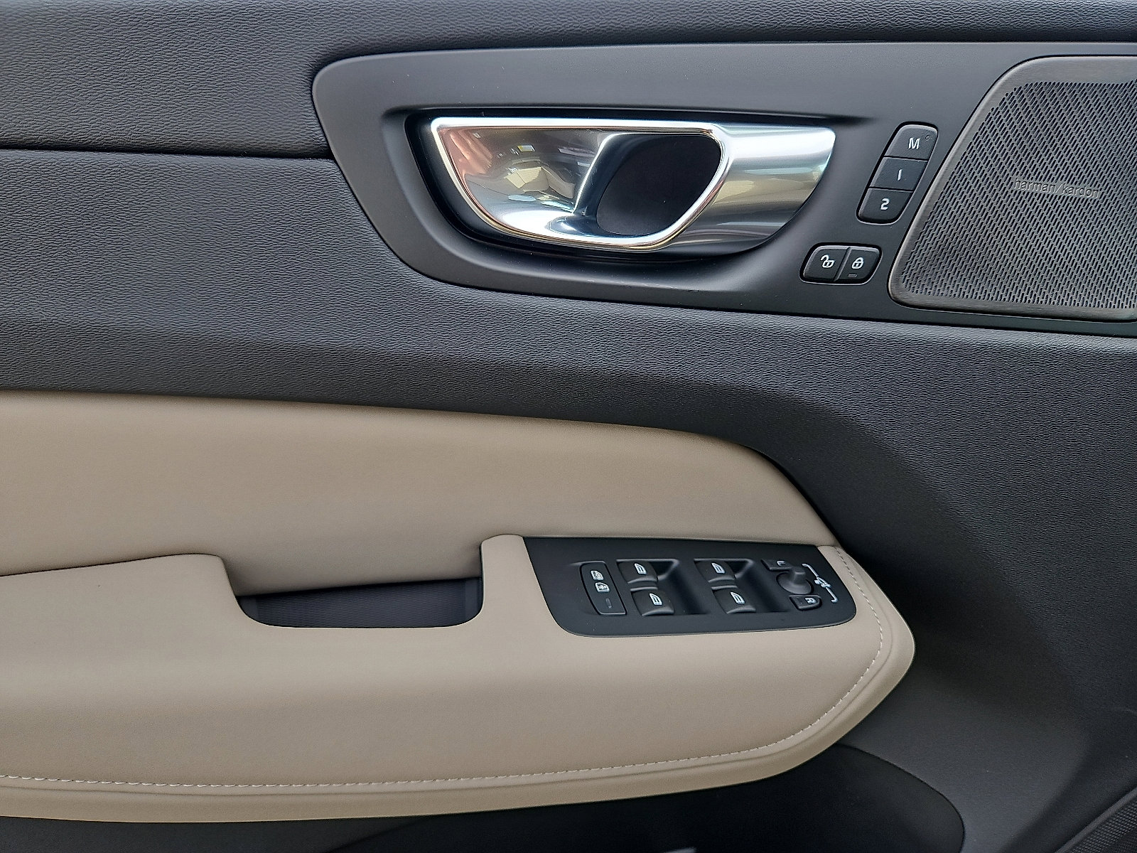 New 2026 Volvo XC60 B5 Plus w/ Protection Package Premier image 10