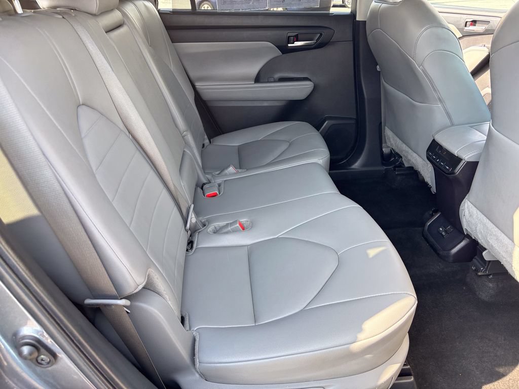 Certified 2024 Toyota Highlander XLE FWD image 43
