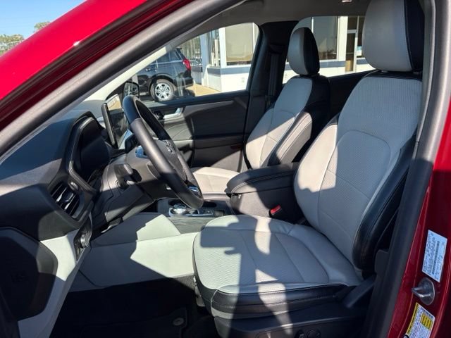 Used 2024 Ford Escape SE w/ Class II Trailer Tow Package FWD image 23