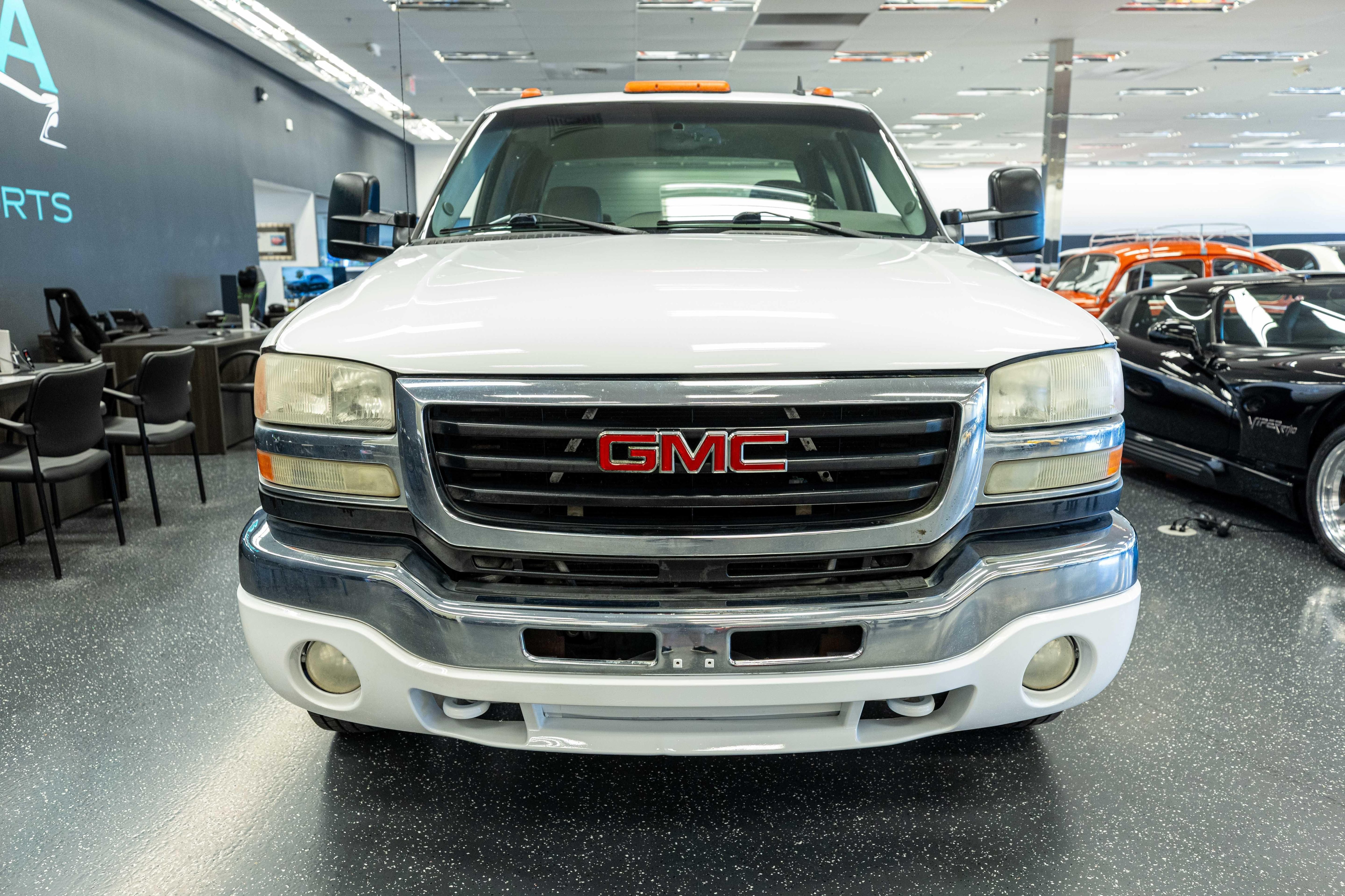 Used 2007 GMC Sierra 3500 SLT w/ Heavy-Duty Power Package AWD/4WD image 2