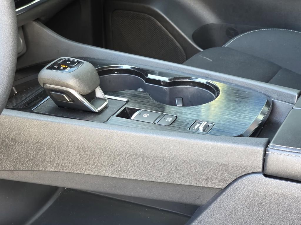 Used 2024 Nissan Rogue S image 19