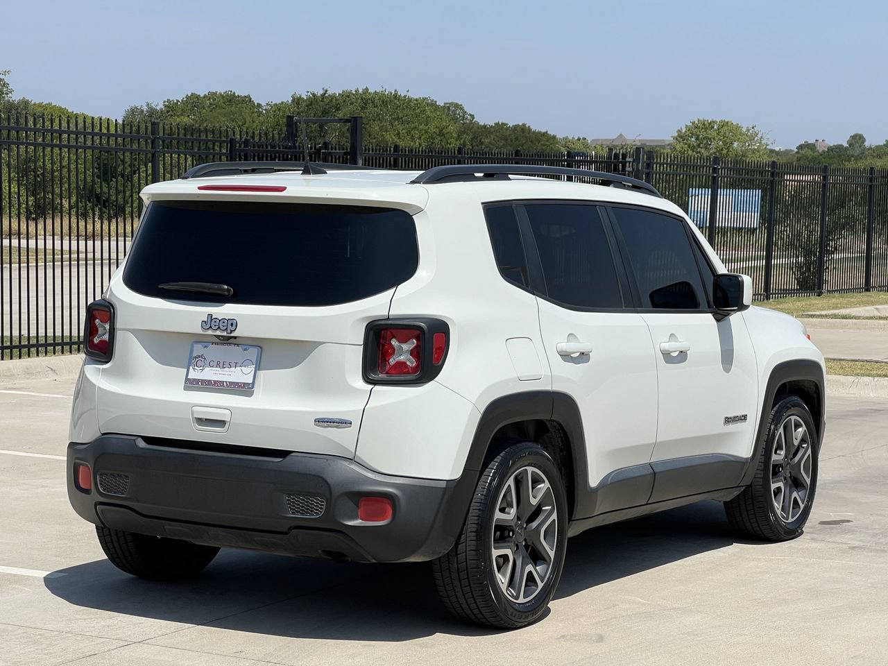 Used 2018 Jeep Renegade Latitude FWD image 4