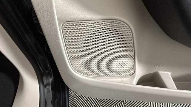 Used 2022 Chrysler Voyager LX FWD image 31