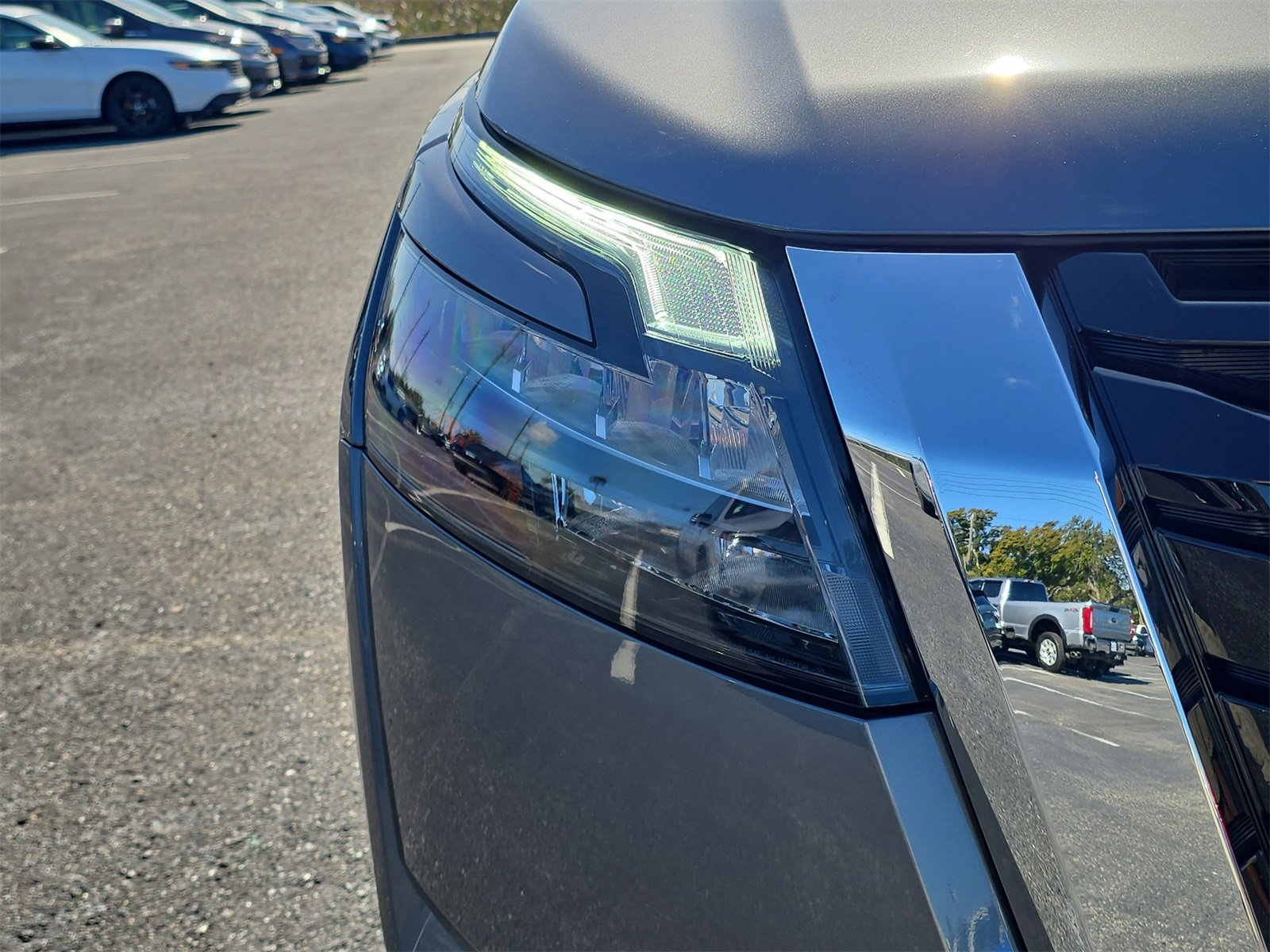 Used 2025 Nissan Pathfinder SV image 7