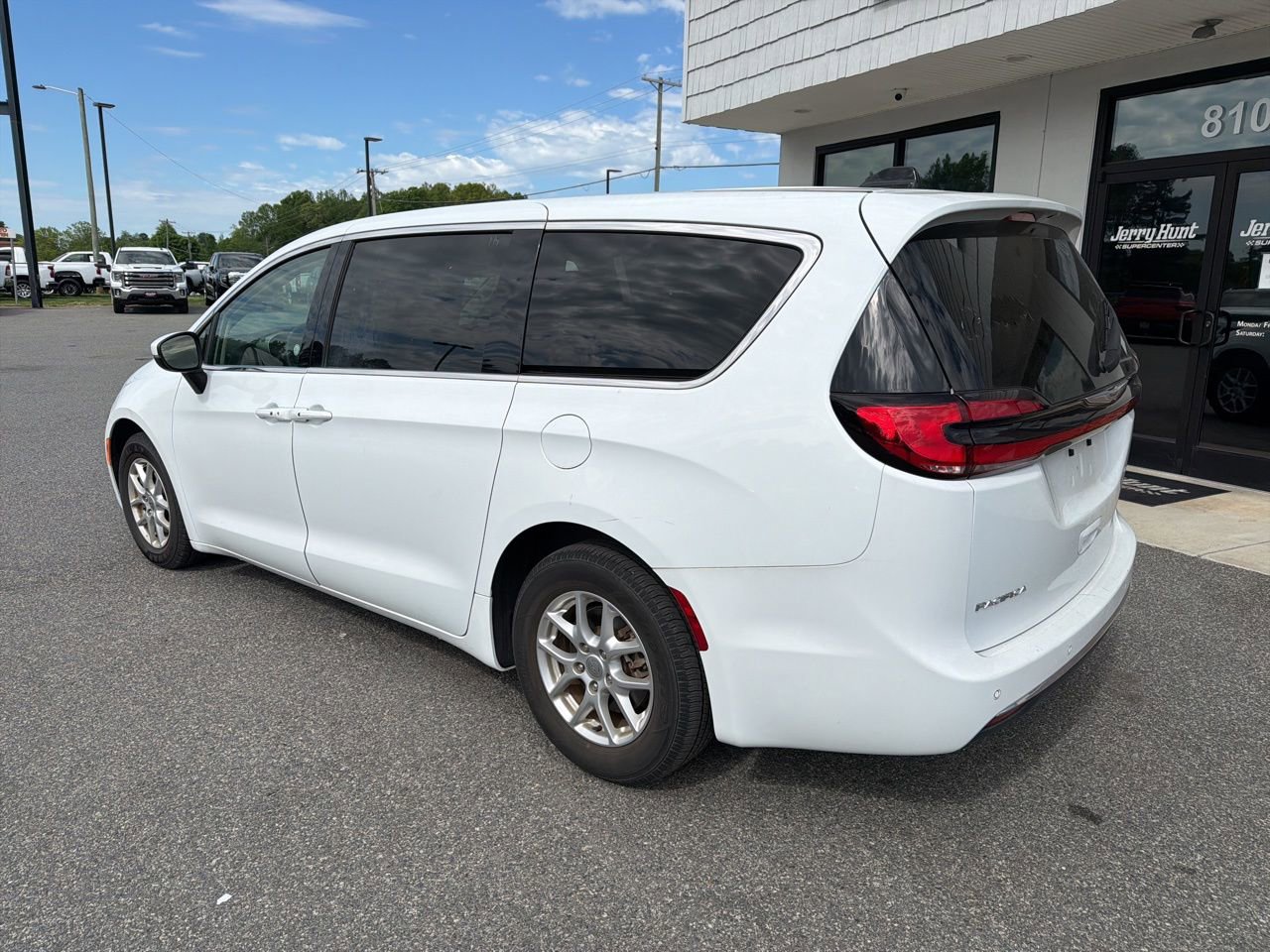 Used 2023 Chrysler Pacifica Touring-L image 5