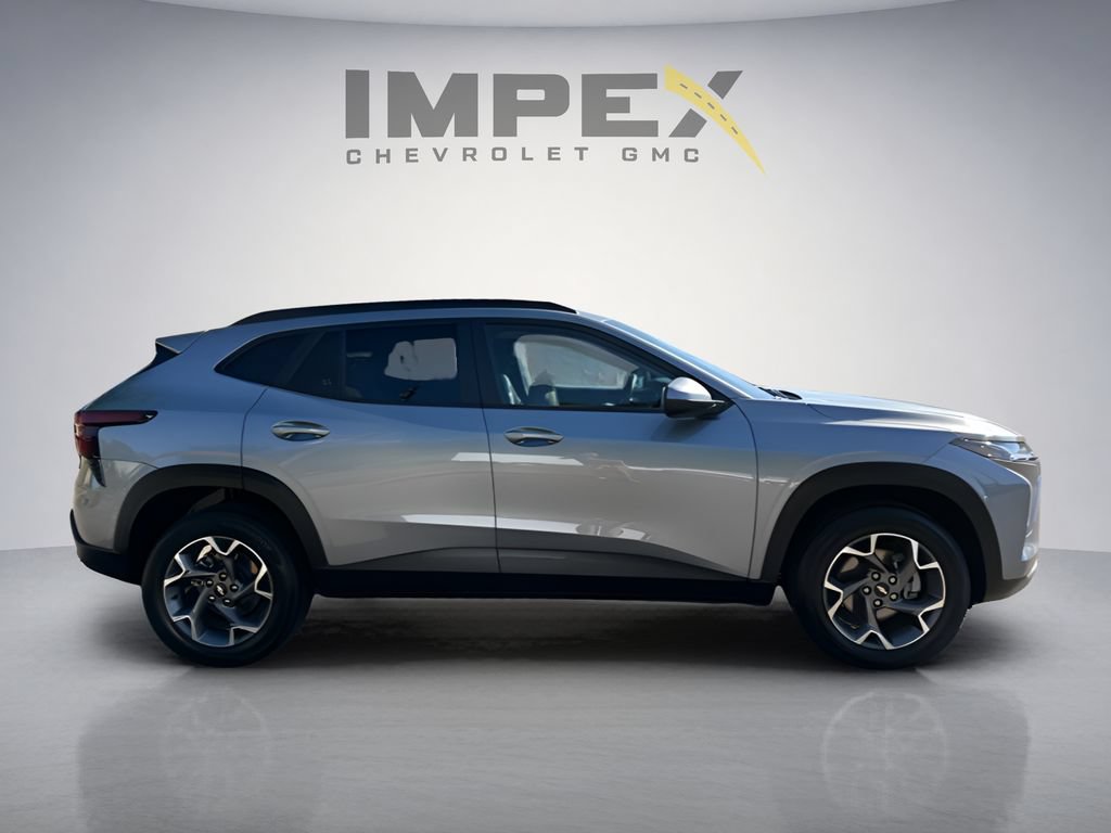 Used 2025 Chevrolet Trax LT w/ LT Convenience Package FWD image 6