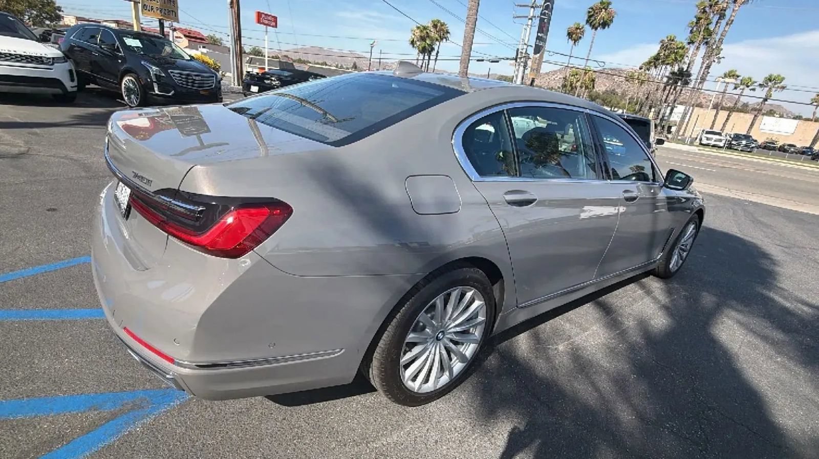 Used 2022 BMW 740i w/ Premium Package RWD image 7