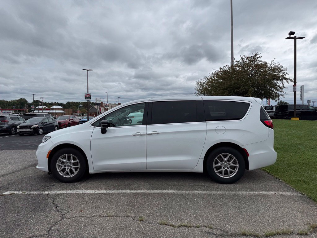 Used 2024 Chrysler Pacifica Touring-L FWD image 9