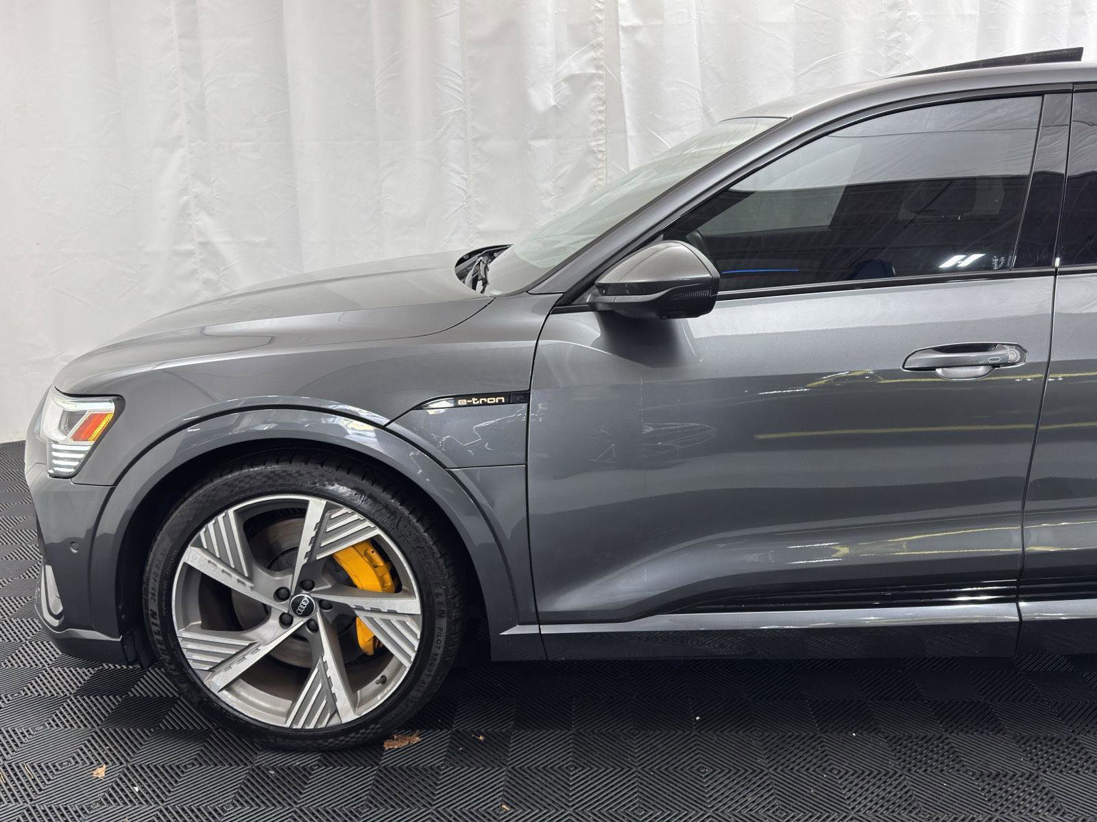 Used 2022 Audi e-tron Prestige w/ Prestige Package AWD/4WD image 2